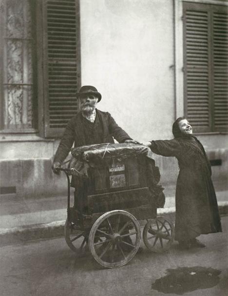 Eugène Atget (1857-1927), Le Joueur d'orgue, Paris, 1898. © MET