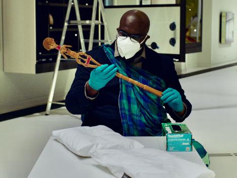 Un expert du Mauritshuis analyse un objet en provenance du Surinam en vue de sa restitution. © Jongsma + O'neill