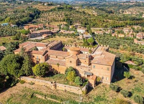 Monastère Badia di sant'Eugenio dans les environs de Sienne. Courtesy Immobiliare.it