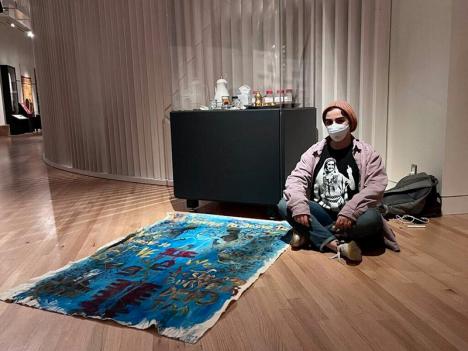 Sit-in de l'artiste palestinienne Sameerah Hosam Ahmad suite à la modification d'une de ses œuvres par le Royal Ontario Museum au Canada. Courtesy Sameerah Hosam Ahmad