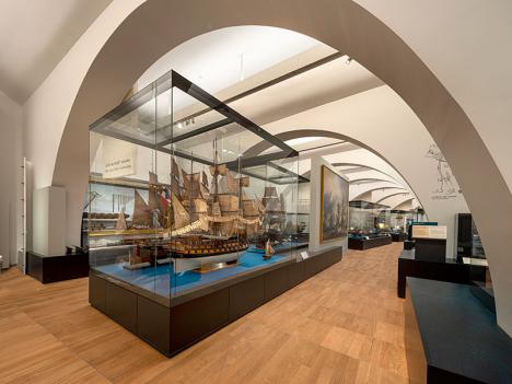 Vitrines présentant les maquettes de bateaux dans le Musée de la Marine. © Patrick Tourneboeuf/ OPPIC / Tendance floue