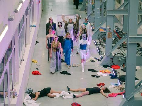 Karelle Prugnaud et des étudiants des écoles Chardon Savard, des Beaux-Arts de Nantes et du Conservatoire de Nantes proposent une performance défilée. © Lisa Surault