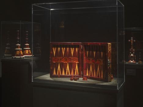 Michel Redlin, Boîte de jeu complète avec dés, pions et jeu d’échec, Dantzig, vers 1680, vue de l'exposition à la Galerie Kugel. © Guillaume Benoit