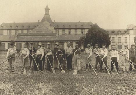 Mutilés de guerre effectuant une rééducation et réadaptation professionnelles agricole, 1917, photographie anonyme de l’École de rééducation professionnelle des mutilés de guerre de Rennes. © Archives municipales de Rennes