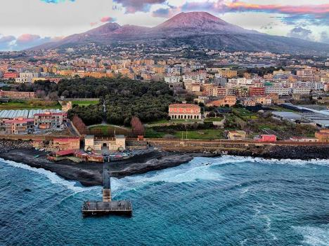 Naples avec le Vésuve en arrière plan. © Stostank, Pixabay License