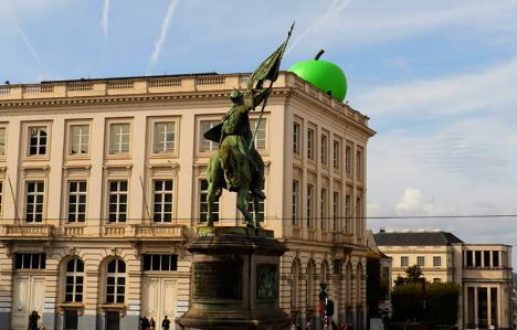 La pomme verte installée sur le toit du Musée Magritte à Bruxelles. © Musée Magritte