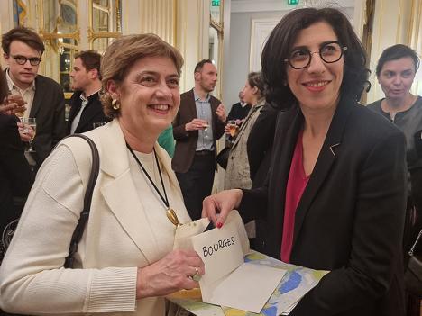 La présidente du jury Rossella Tarantino et Rima Abdul Malak lors de l'annonce de la ville désignée « capitale européenne de la culture 2028 » au ministère de la Culture à Paris, le 13 décembre 2023. © Photo Clotilde Bednarek pour LeJournaldesArts.fr