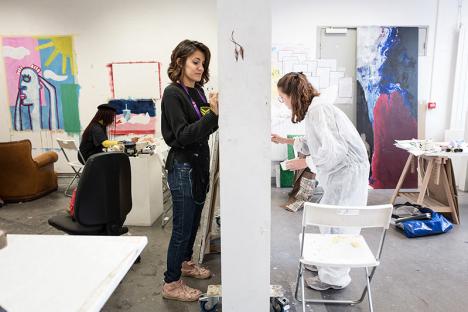 Workshop peinture avec les étudiants de la classe prépa Via Ferrata des beaux-arts de Paris, à l'atelier de Saint-Ouen. © Hugo Aymar