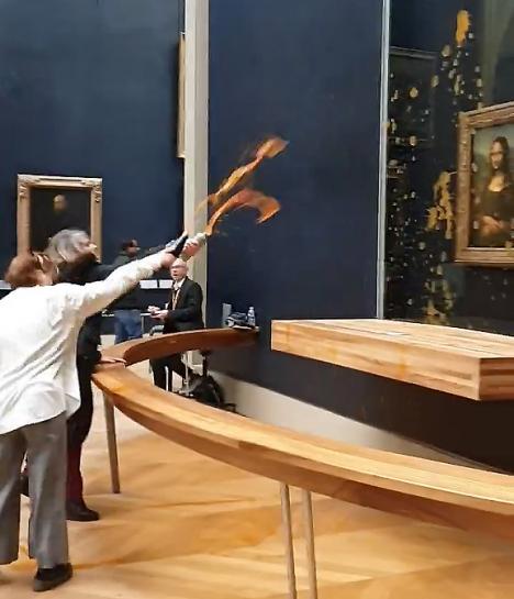 Deux activistes de « Riposte alimentaire » lancent de la soupe sur la vitre qui protège La Joconde, Musée du Louvre, 28 janvier 2024 © Riposte alimentaire