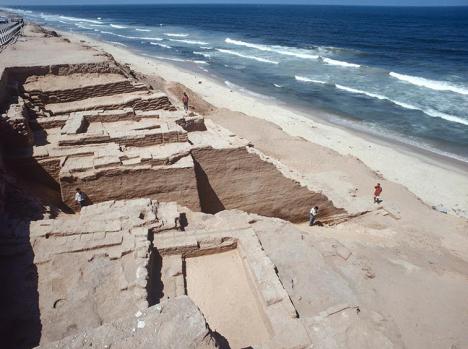 Blakhiya, bande de Gaza : rempart de terre crue du VIII° s. av. J.-C. couvert par la colonie grecque. © EBAF - Ant. Palestine