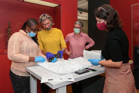 Exploration conjointe de la collection du Bénin au Musée Rietberg avec (de gauche à droite) l'historienne nigérian Enibokun Uzebu-Imarhiagbe, la conservatrice pour l'Afrique Michaela Oberhofer, l'historienne de la provenance Esther Tisa et l'assistante de recherche de la Bénin Initiative Suisse Alice Hertzog, septembre 2021. © Rainer Wolfsberger / Musée Reitberg