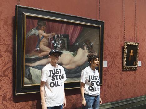 Le 6 novembre 2023, des extrémistes écologistes du mouvement Just Stop Oil ont attaqué au marteau la vitre protégeant la Vénus au miroir de Vélasquez à la National Gallery de Londres. © Just Stop Oil