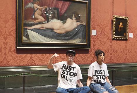 Le 6 novembre 2023, des extrémistes écologistes du mouvement Just Stop Oil ont attaqué au marteau la vitre protégeant la Vénus au miroir de Velasquez à la National Gallery de Londres. © Just Stop Oil