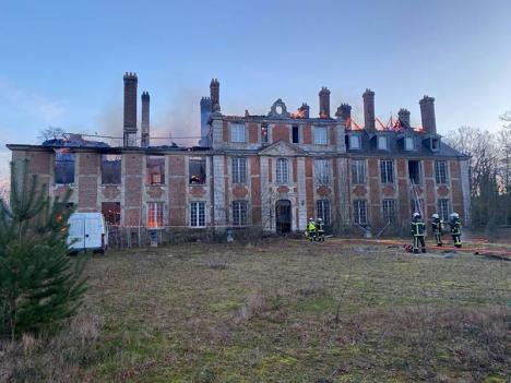 Les pompiers tentent de maitriser l'incendie du château de Serquigny, le 31 décembre 2023. © Préfecture de l'Eure