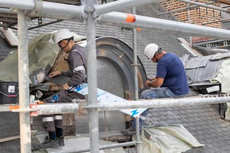 Restauration de la charpente de l'aile ouest de l'Ecole militaire et des salons du CEMA. © Hélène Peter / OPPIC