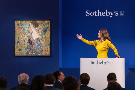 Vente de la Dame à l'éventail de Gustav Klimt lors des ventes d'été de Londres organisées par Sotheby's en juin 2023. © Sotheby's