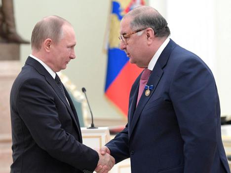 Vladimir Poutine remettant une décoration à Alicher Ousmanov pour ses actions caritatives, en 2017. © Kremlin.ru, CC BY 4.0