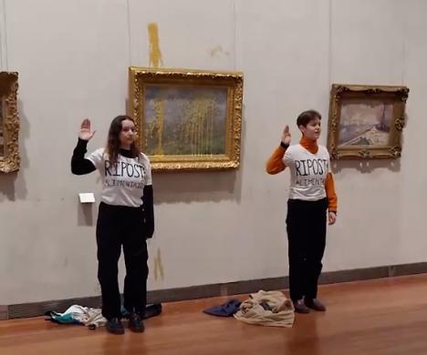 Les activistes de Riposte alimentaire posant devant Le Printemps de Claude Monet après l'avoir aspergé de soupe, samedi 10 février au Musée des beaux-arts de Lyon. Capture d'écran X Riposte Alimentaire