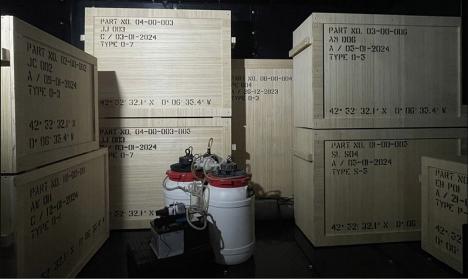 Andrei Molodkin, Dead Man’s Switch, 2024, bombe au milieu de seize caisses contenant des oeuvres d'art. © The Foundry Studio