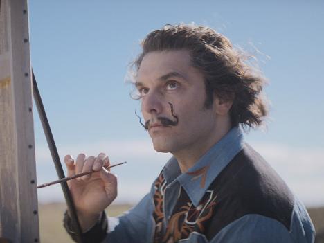 Pio Marmaï dans le rôle de Dalí. Daaaaaalí ! réalisé par Quentin Dupieux, 2024, 1h19min. © Atelier de production France 3 cinéma