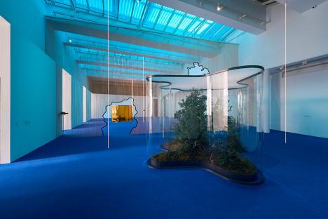 Daniel Steegmann Mangrané, Une feuille transparente à la place de la bouche (premier plan), vue de l'exposition au Macba, Barcelone. © Miquel Coll