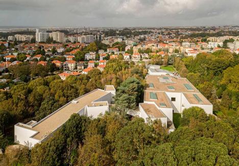 L'extension du Musée Serralves à Porto, réalisée par Alvaro Siza, est visible sur la gauche de l'image. © Fernando Guerra / FG+SG.