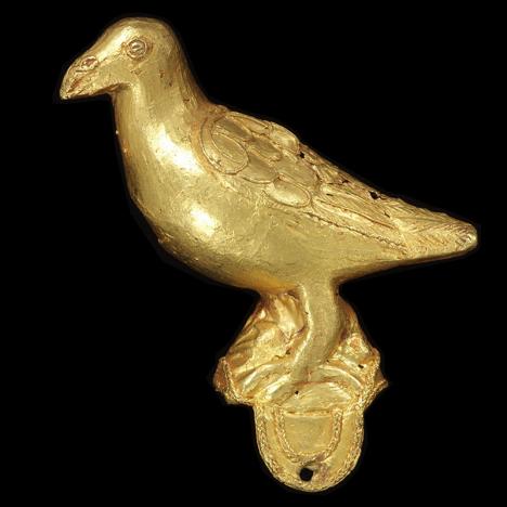 Ornement en forme d'oiseau, Royaume d'Ashanti, or, avant 1874, 6 x 5 x 2 cm. © Victoria and Albert Museum