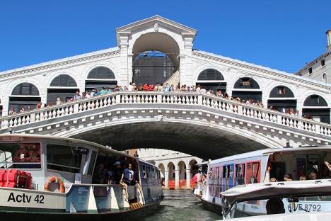 Tourisme de masse sur le pont du Rialto à Venise. © Photo Ludovic Sanejouand