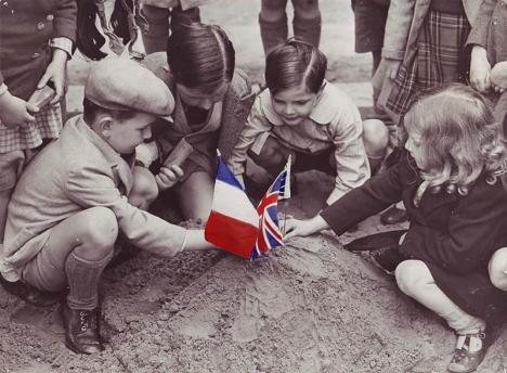 Elèves préparant la visite du président français Lebrun pour l’inauguration du Lycée Français et de l’Institut français du Royaume-Uni en 1939, photographie colorisée. © Institut Français