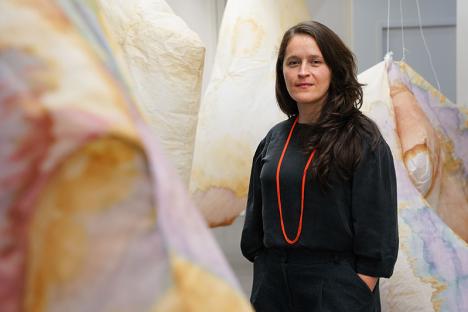 Irene Aristizábal au milieu de la Floppy Forrest (2021) de Bea McMahon présentée dans l'exposition Faire barrage au Frac Poitou-Charentes © Barbara Fecchio, 2024