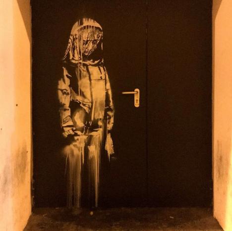 Une jeune fille triste peinte sur la porte de sortie de secours du Bataclan à Paris et posté sur le compte Instagram de Banksy le 28 juin 2018