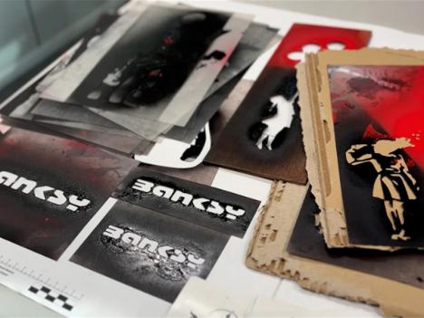 Une partie du matériel pour créer des faux Banksy découvert lors de la perquisition dans un appartement de Saragosse. Courtesy Mossos d'Esquadra