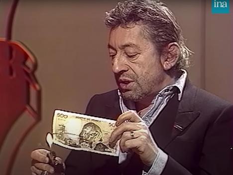 Serge Gainsbourg brûle un billet de 500 francs sur le plateau de l'émission « 7 sur 7 » en mars 1984. © Archives INA / TF1