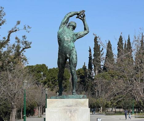 Constantin Dimitriadis, Discobole, 1924, copie de la statue lauréate située place Irodou Attikou à Athènes. © Chabe01, 2022, CC BY-SA 4