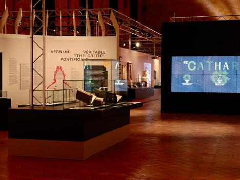 Vue de l'exposition « Cathares. Toulouse dans la croisade » réalisée dans la partie qui se trouve au Couvent des Jacobins. © Jean-Baptiste Cyrille-Lytras / Musée Saint-Raymond
