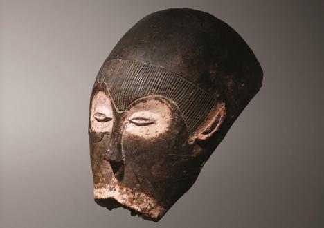 Masque Agbanabo, Igala, Nigéria, bois et pigments, h.28 cm, à découvrir dans l'exposition Beauté convulsive à la Galerie Monbrison. © Hughes Dubois