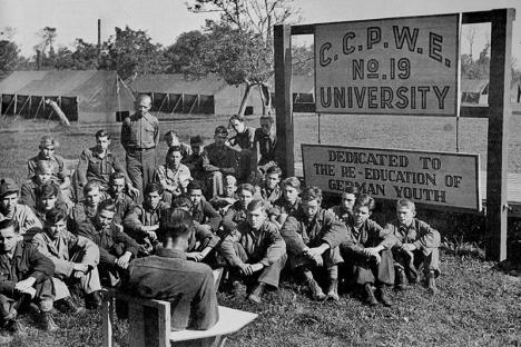 Cours de rééducation à des soldats allemands dans le camp de Fourcarville. Domaine public