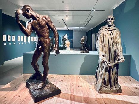 Vue de l'exposition Rodin, une renaissance moderne au Musée des beaux-arts de Mons. Au premier plan, deux Bourgeois de Calais (la version nue de Pierre de Wissant et Jean d'Aire).© Be Culture