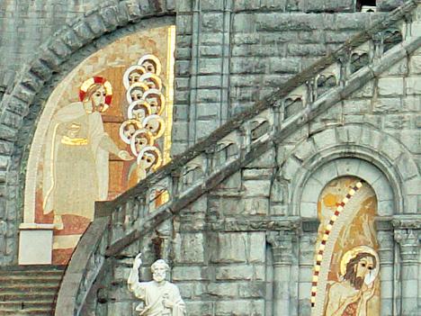 Mosaïques réalisées par Marko Rupnik sur la façade de la basilique Notre-Dame du Rosaire à Lourdes. © Dennis Jarvis, 2014, CC BY-SA 2.0