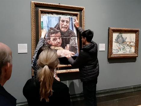 Activistes du groupe Youth Demand recouvrant La maternité de Picasso par la photographie d'une mère palestinienne, à la National Gallery le 9 octobre 2024. © Youth Demand