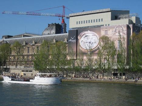 Bâche publicitaire sur le Musée du Louvre © Photo Ludovic Sanejouand pour LeJournaldesArts.fr