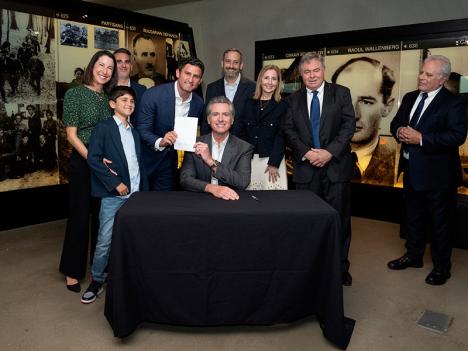 Le gouverneur de Californie Gavin Newsom signant l'Assembly Bill 2867 à l'Holocaust Museum de Los Angeles. © CA / Governor Gavin press