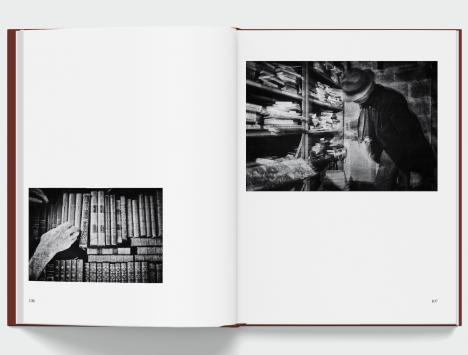 Double page du livre d'Irène Jonas, Les Bouquinistes de Paris. © Irène Jonas / Les Editions de Juillet