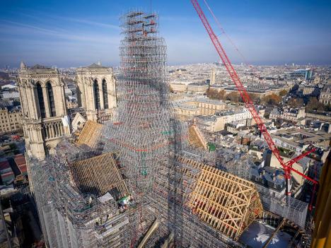 Mise en place de la dernière charpente de la flèche de la Cathédrale Notre-Dame de Paris, reconstruite à l’identique avec une structure en chêne et des ornements en plomb. © David Bordes / Rebâtir Notre-Dame de Paris