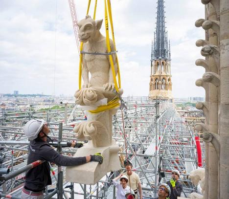 Mise en place des chimères, restaurées ou resculptées, sur la cathédrale Notre-Dame. © David Bordes / Rebâtir Notre-Dame de Paris