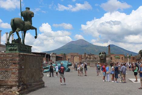 Touristes sur le forum de Pompéi, le Vésuve en arrière-plan. © Deror Avi, 2016, CC BY-SA 4.0 