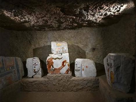 Bas-reliefs polychromes découvert dans la vallée funéraire de la reine Hatchepsout par la mission archéologique dirigée par Zahi Hawass. © Zahi Hawass / Instagram