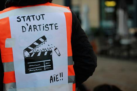 Affiche en dossard lors de la manifestation NoCulture? pour la défense des droits des artistes à Bruxelles, Belgique, le 13 décembre 2013. © M0tty, CC BY-SA 3.0