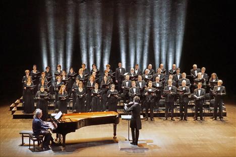 Le chœur de Radio France en concert sur la scène du grand théâtre des Gémeaux à Sceaux (scène nationale). © Jean-Pierre Dalbéra, 2019, CC BY 2.0