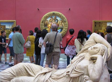 Des visiteurs devant le Tondo Doni de Michel-Ange à la Galerie des Offices de Florence © Photo Ludovic Sanejouand